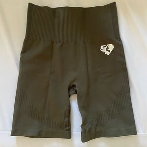 Women’s Best seamless contour shorts in Olive Green